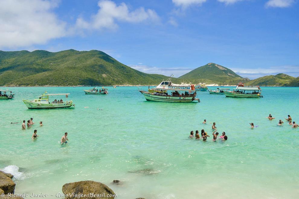 Imagem do mar maravilhoso da Praia Pontal do Atalaia.